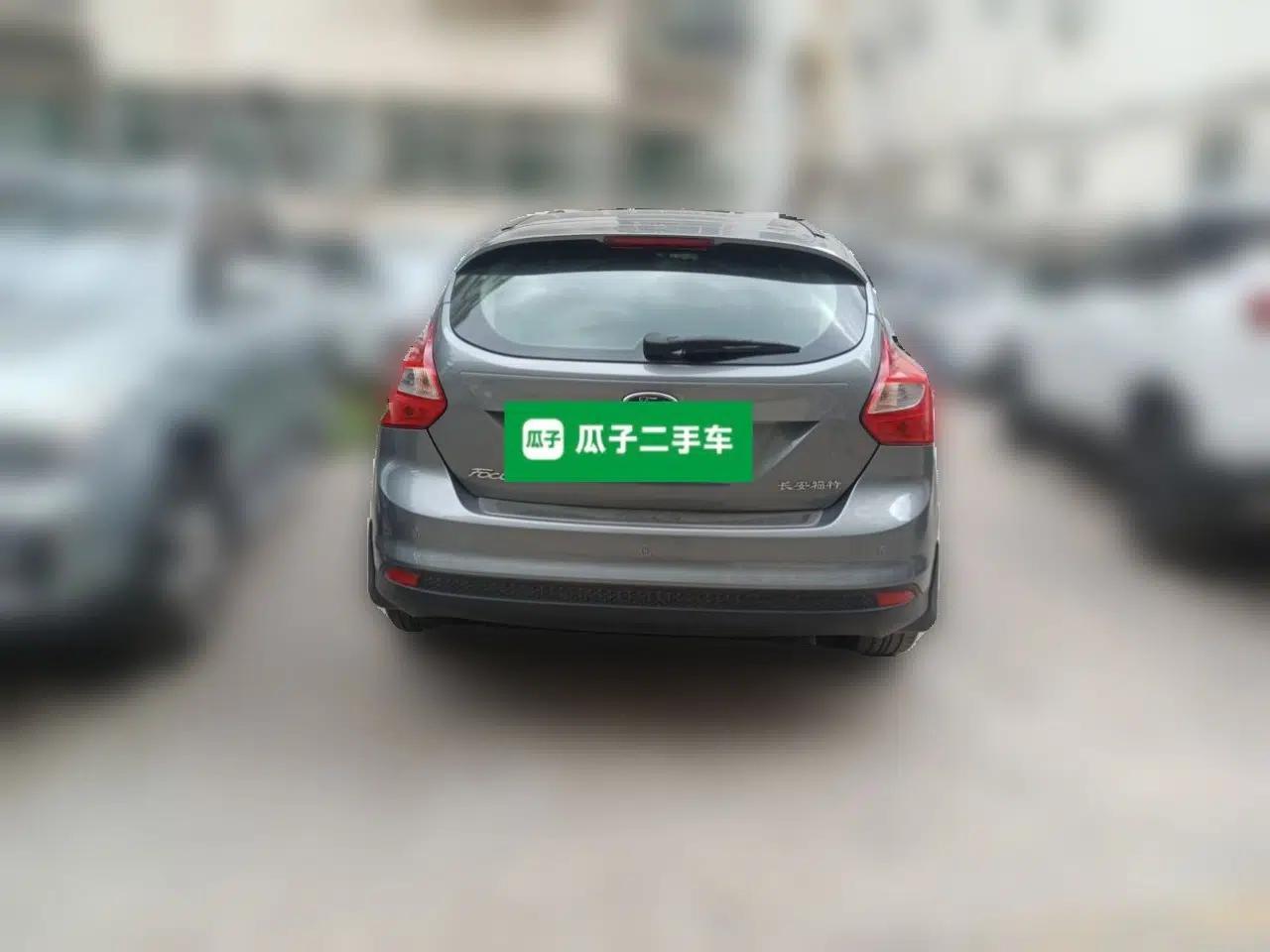 Ford Focus 2012 Hatchback 1.6L Automatic Fashion Edition — миниатюра 5