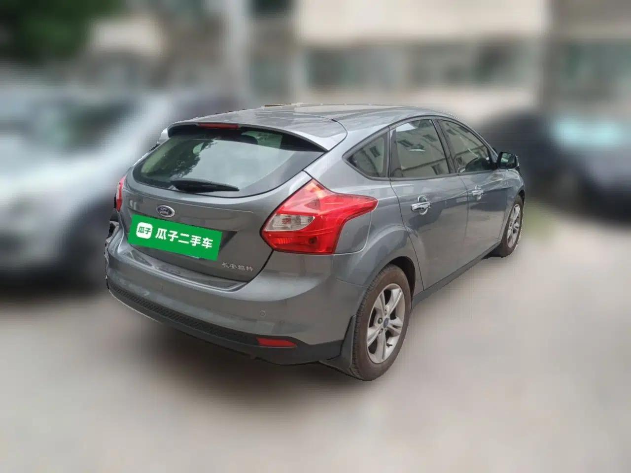 Ford Focus 2012 Hatchback 1.6L Automatic Fashion Edition — миниатюра 6