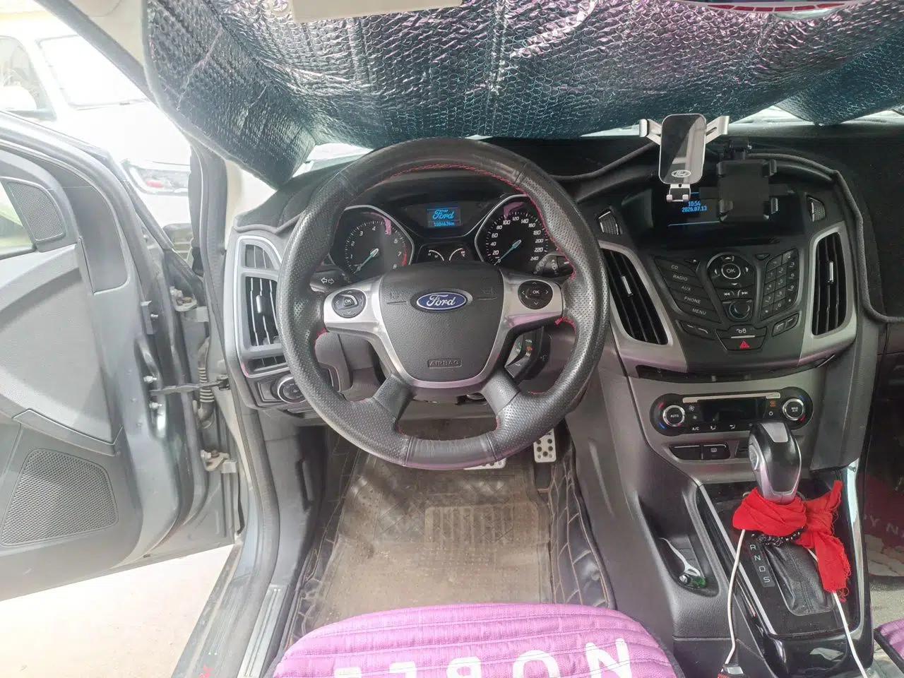Ford Focus 2012 Hatchback 1.6L Automatic Fashion Edition — миниатюра 10