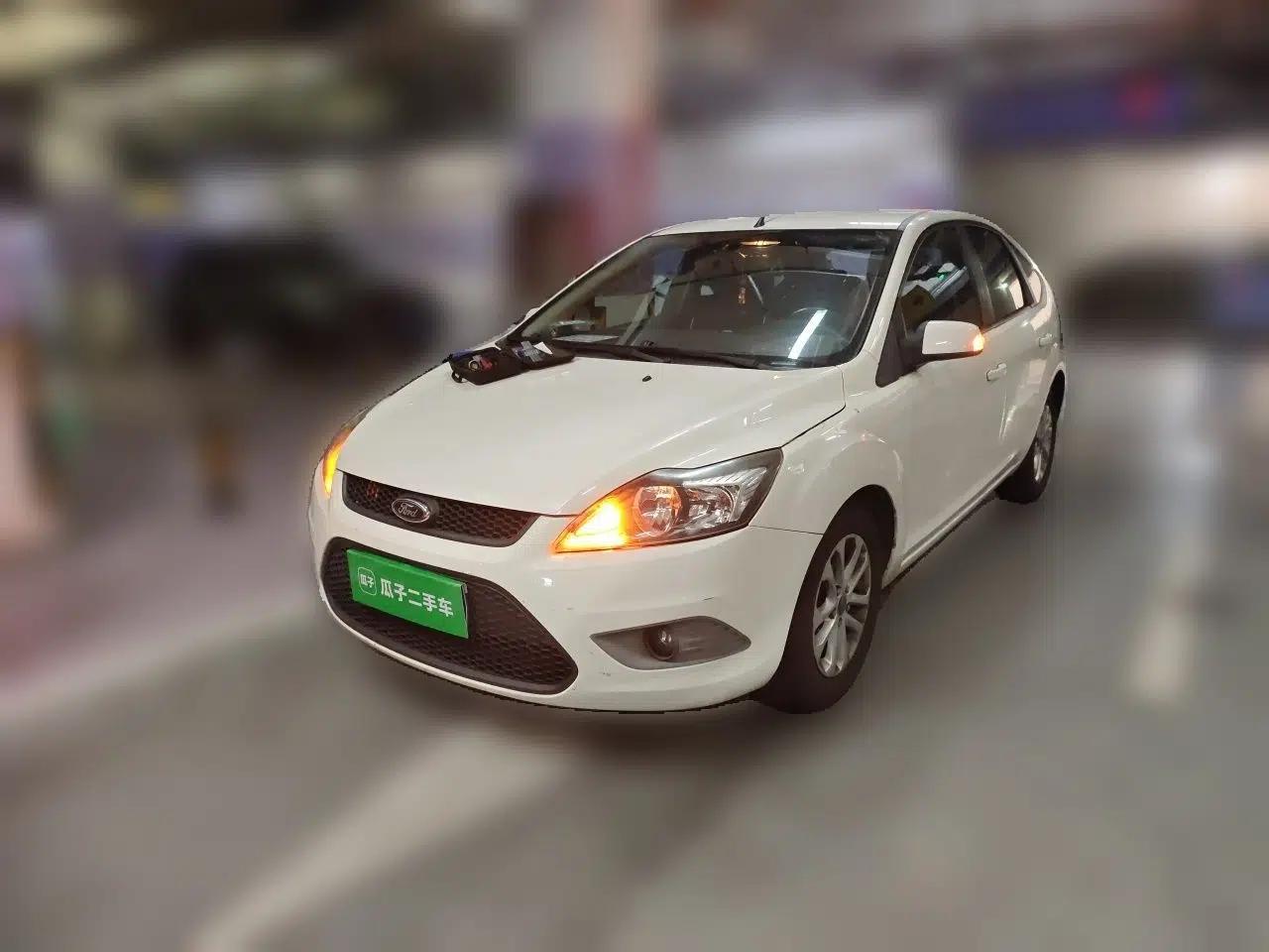 Ford Focus 2012 Hatchback Classic 1.8L Manual Base Model — миниатюра 1