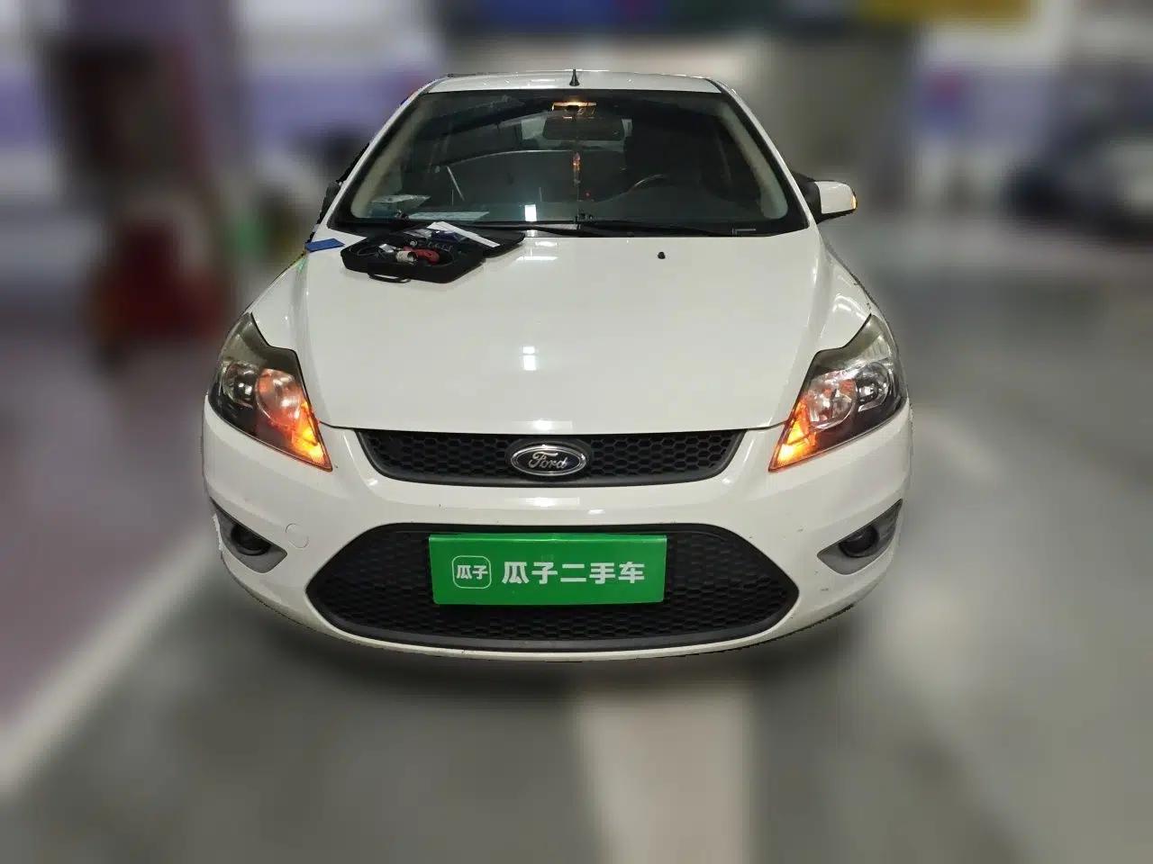 Ford Focus 2012 Hatchback Classic 1.8L Manual Base Model — миниатюра 2