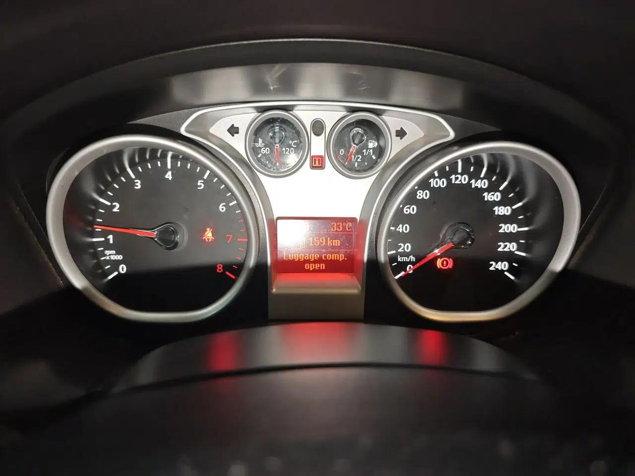 Ford Focus 2012 Hatchback Classic 1.8L Manual Base Model — миниатюра 11