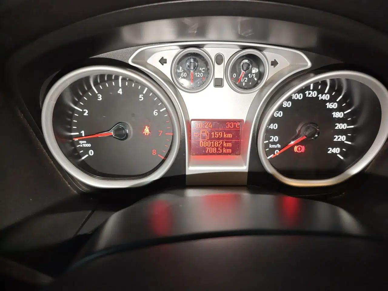 Ford Focus 2012 Hatchback Classic 1.8L Manual Base Model — миниатюра 12