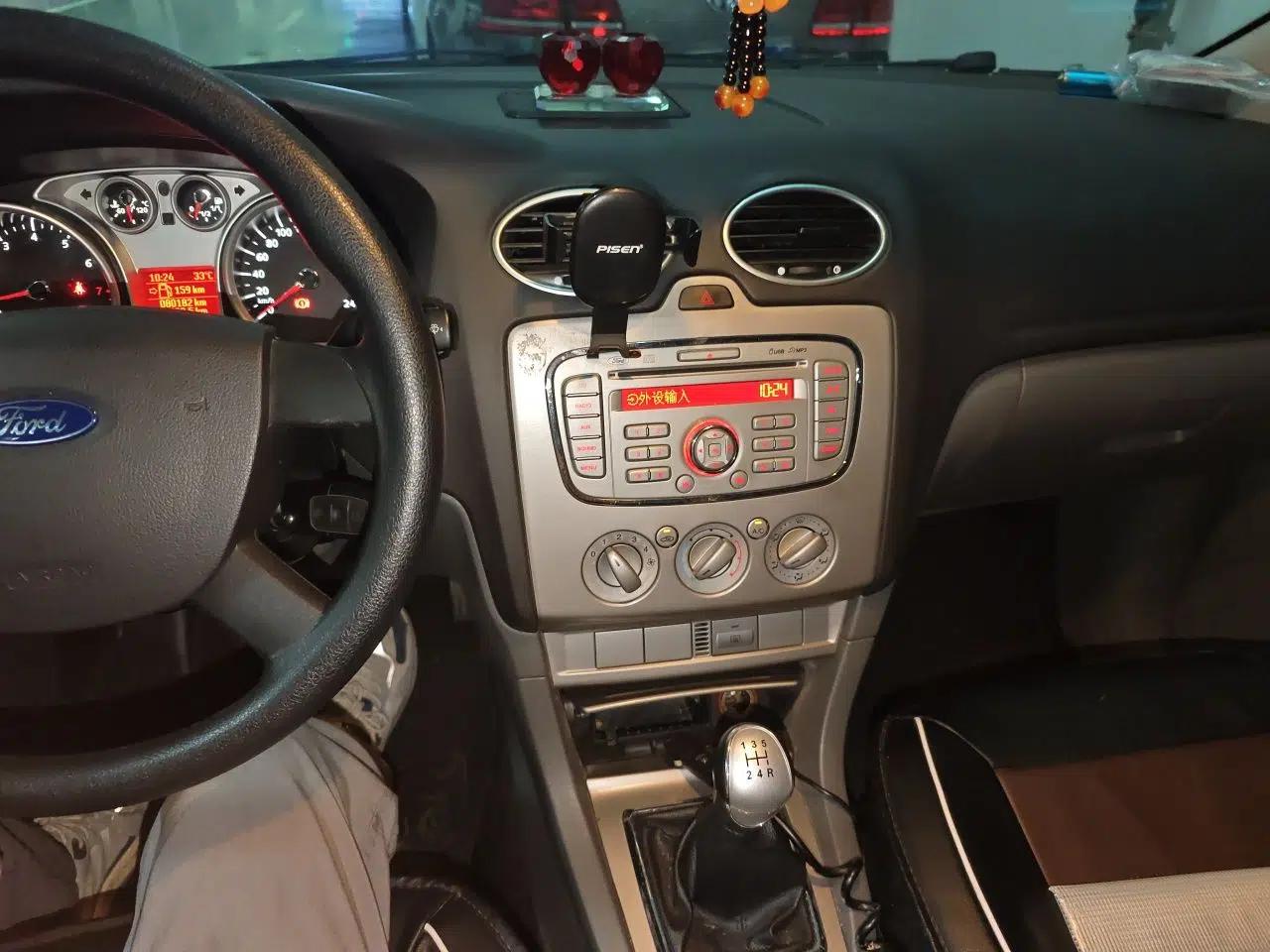 Ford Focus 2012 Hatchback Classic 1.8L Manual Base Model — миниатюра 13