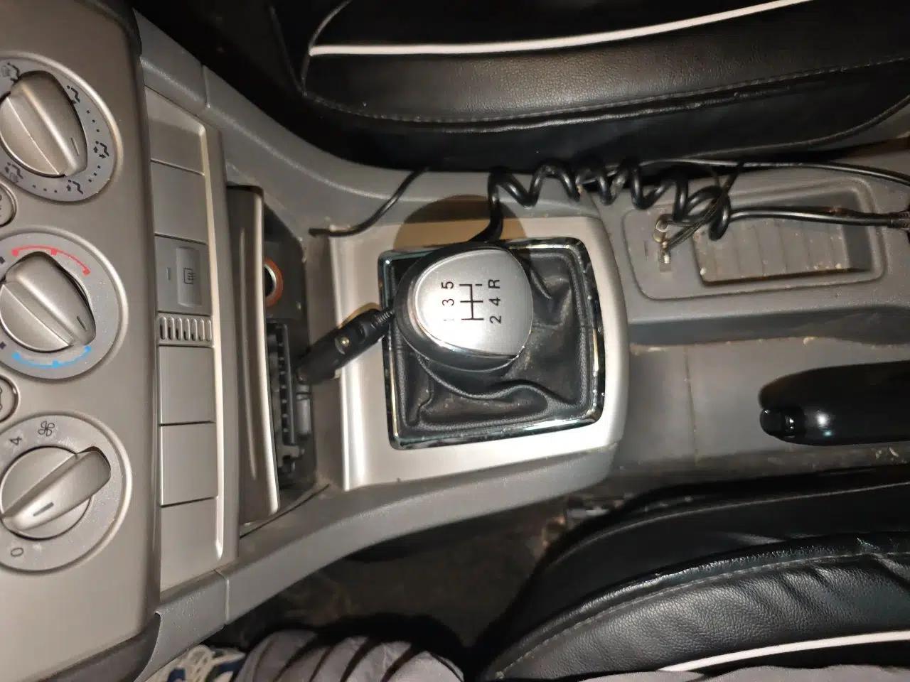 Ford Focus 2012 Hatchback Classic 1.8L Manual Base Model — миниатюра 14