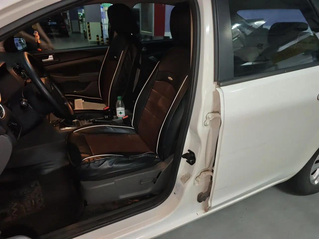 Ford Focus 2012 Hatchback Classic 1.8L Manual Base Model — миниатюра 15