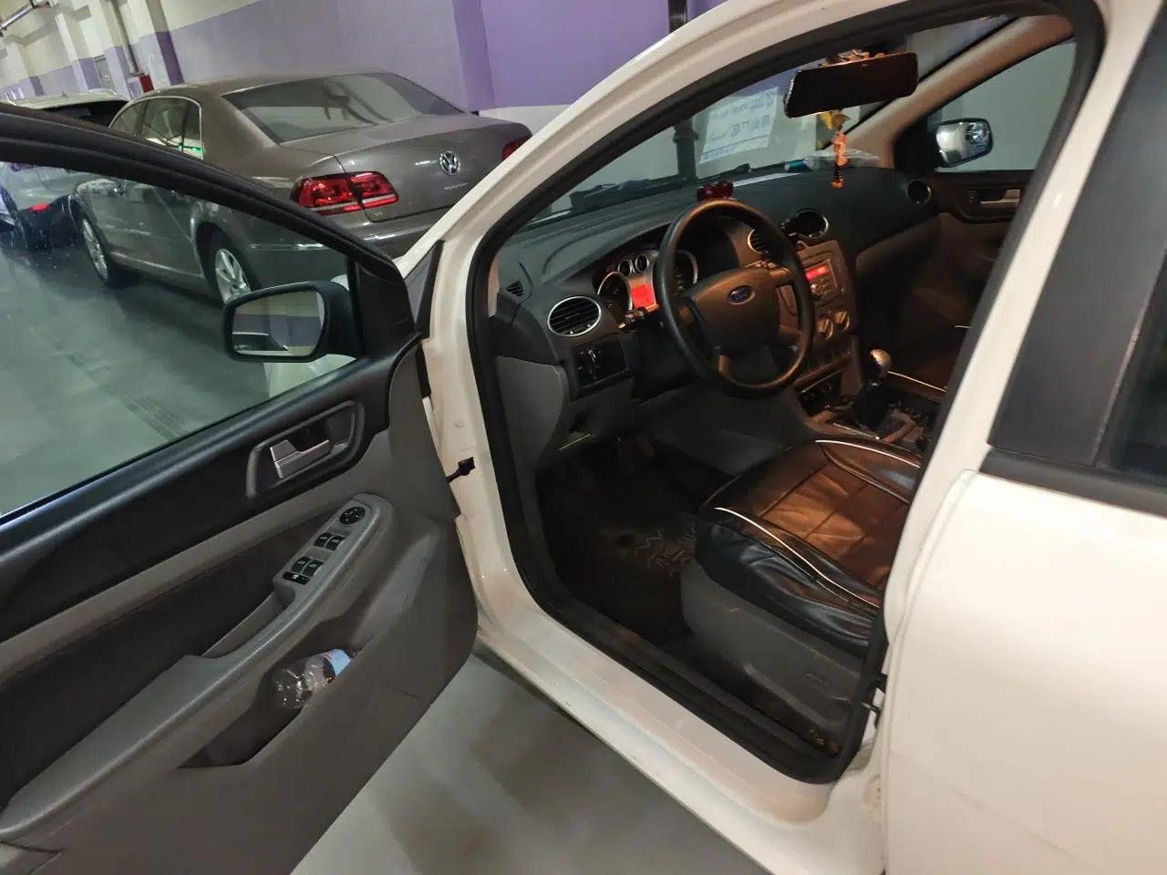 Ford Focus 2012 Hatchback Classic 1.8L Manual Base Model — миниатюра 16
