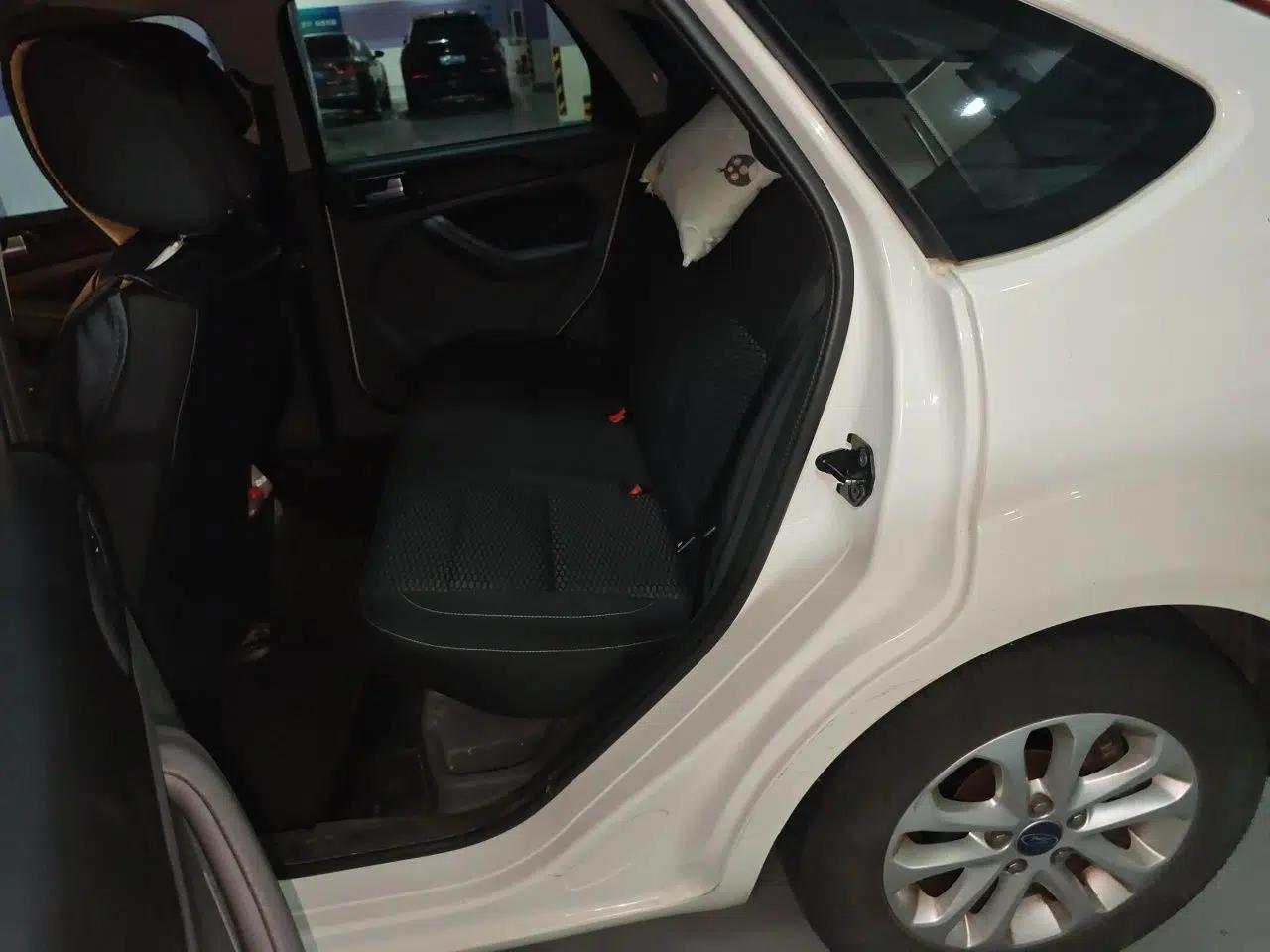 Ford Focus 2012 Hatchback Classic 1.8L Manual Base Model — миниатюра 17