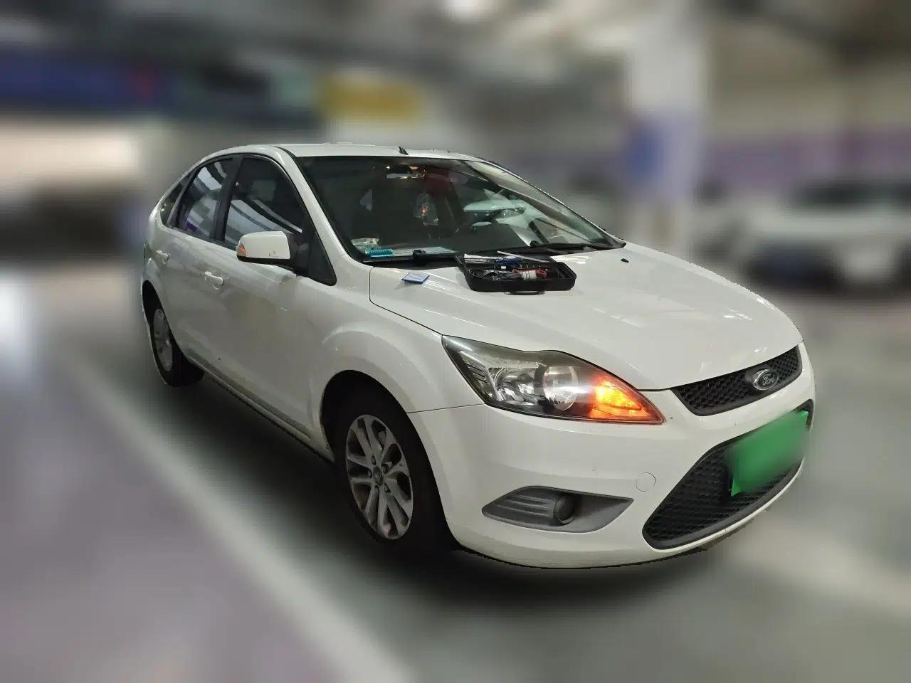 Ford Focus 2012 Hatchback Classic 1.8L Manual Base Model — миниатюра 3