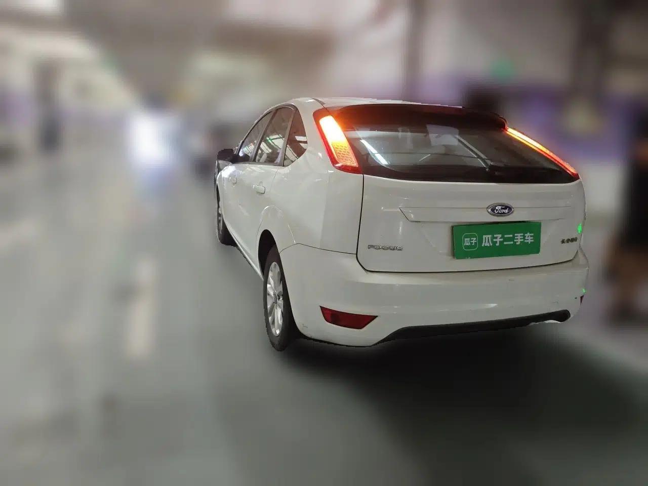 Ford Focus 2012 Hatchback Classic 1.8L Manual Base Model — миниатюра 4