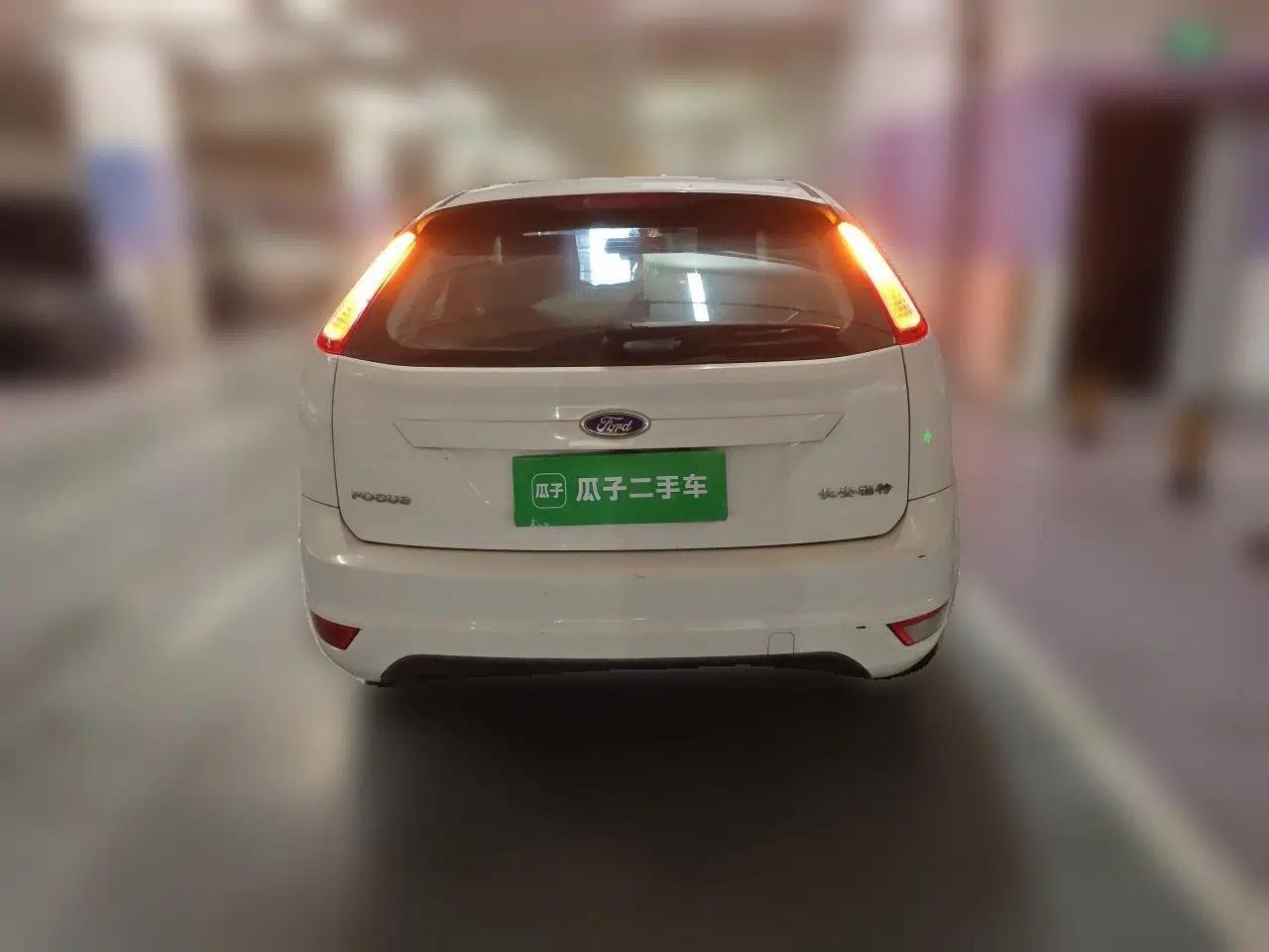 Ford Focus 2012 Hatchback Classic 1.8L Manual Base Model — миниатюра 5