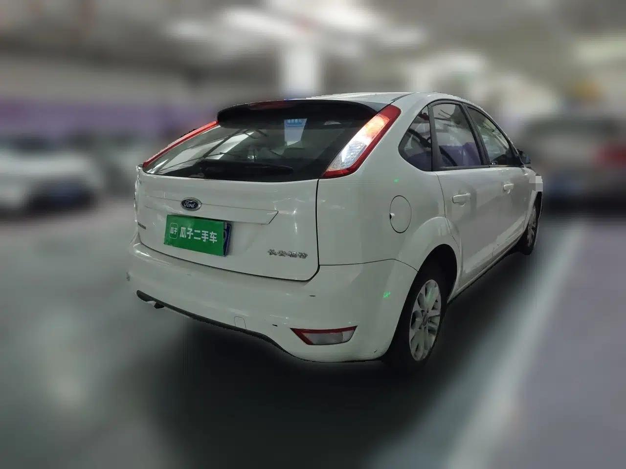 Ford Focus 2012 Hatchback Classic 1.8L Manual Base Model — миниатюра 6