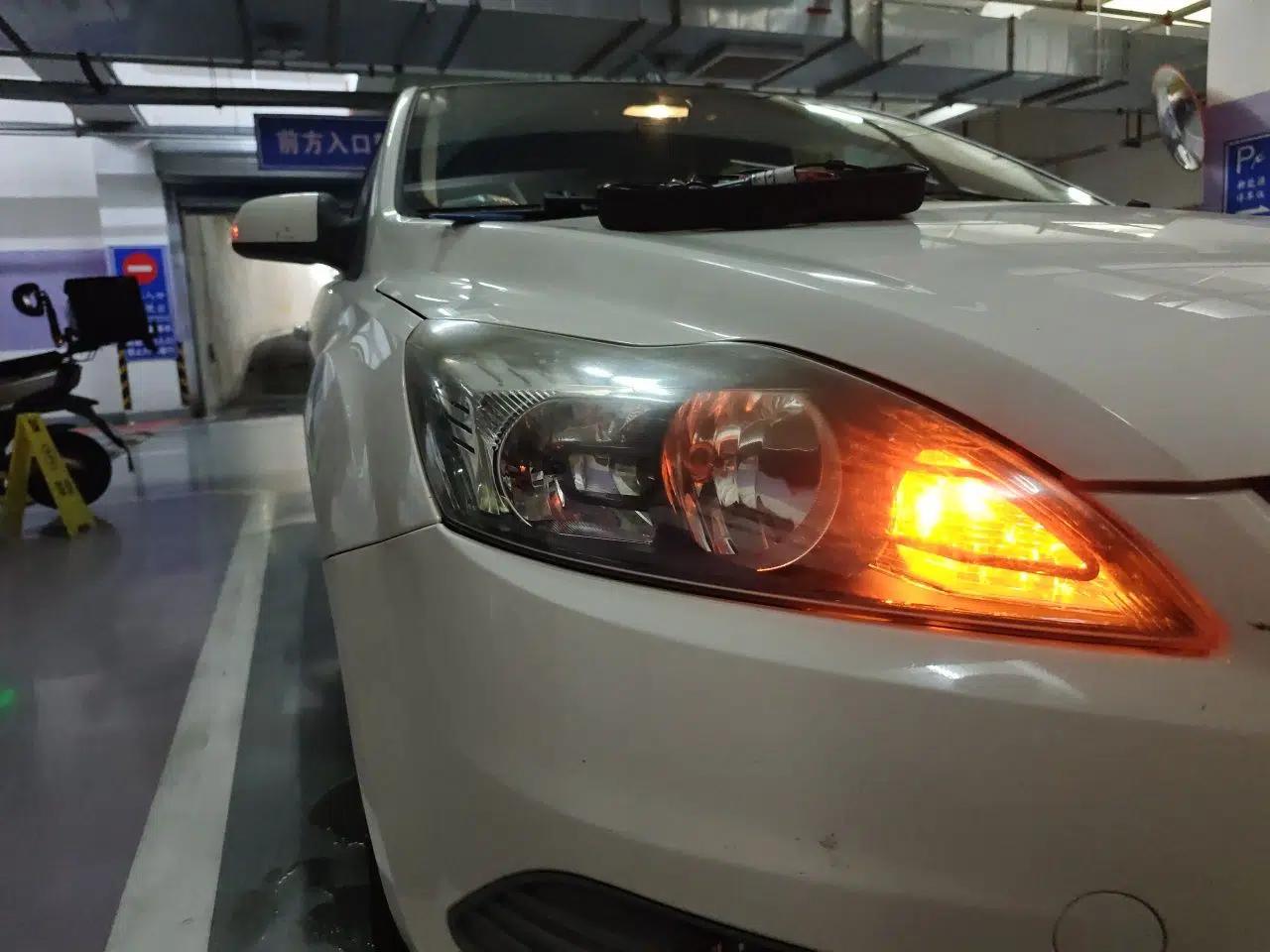 Ford Focus 2012 Hatchback Classic 1.8L Manual Base Model — миниатюра 7