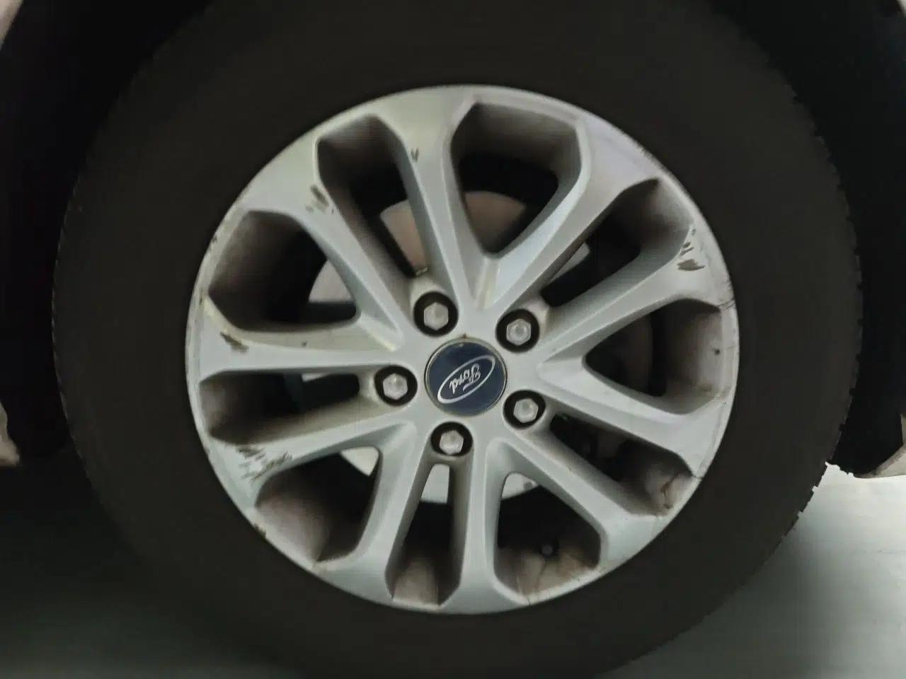 Ford Focus 2012 Hatchback Classic 1.8L Manual Base Model — миниатюра 8