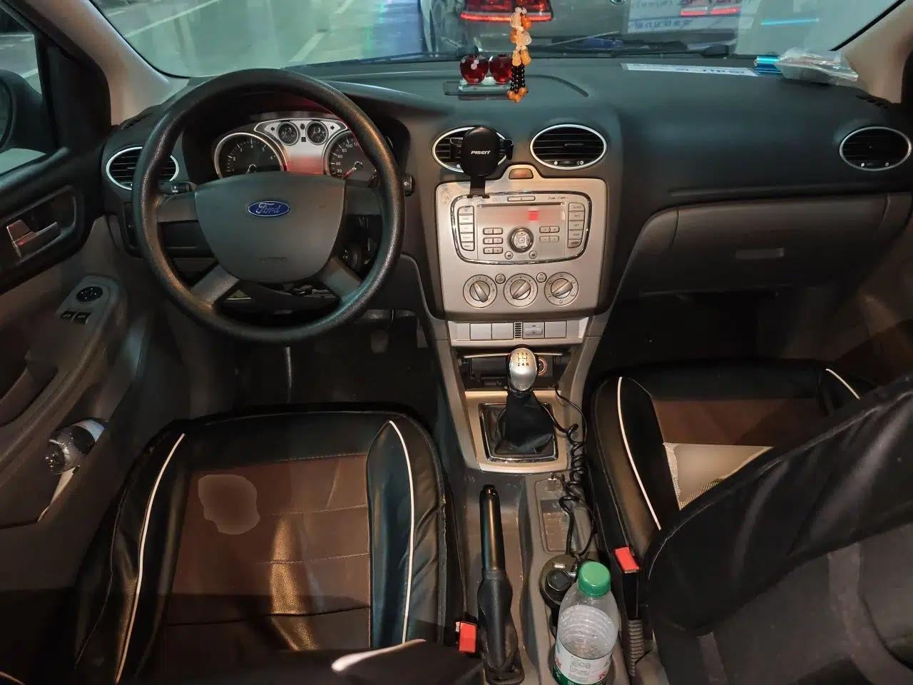Ford Focus 2012 Hatchback Classic 1.8L Manual Base Model — миниатюра 9