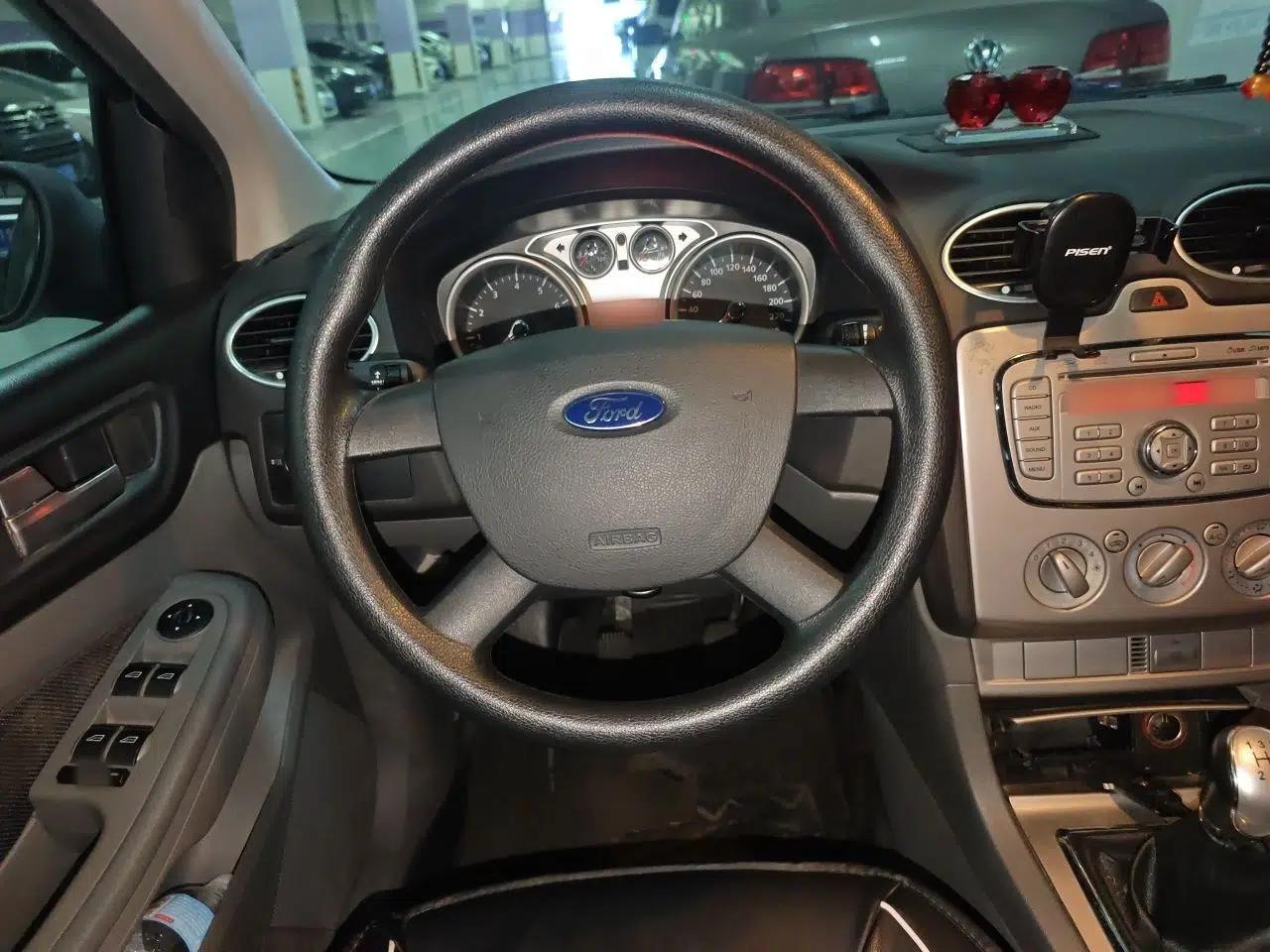 Ford Focus 2012 Hatchback Classic 1.8L Manual Base Model — миниатюра 10