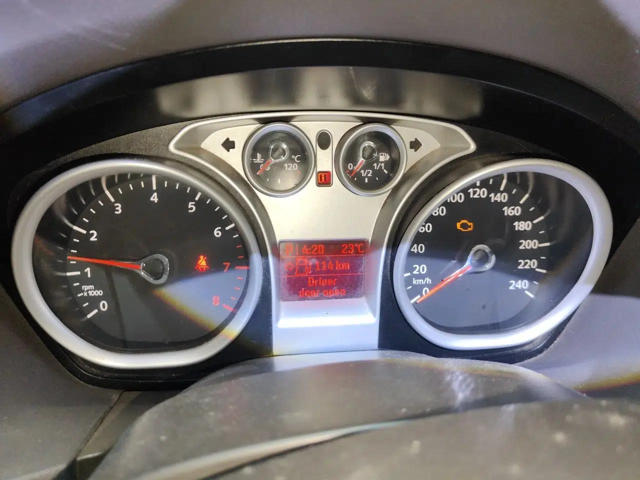 Ford Focus 2009 Sedan 1.8L Automatic Fashion Edition — миниатюра 11