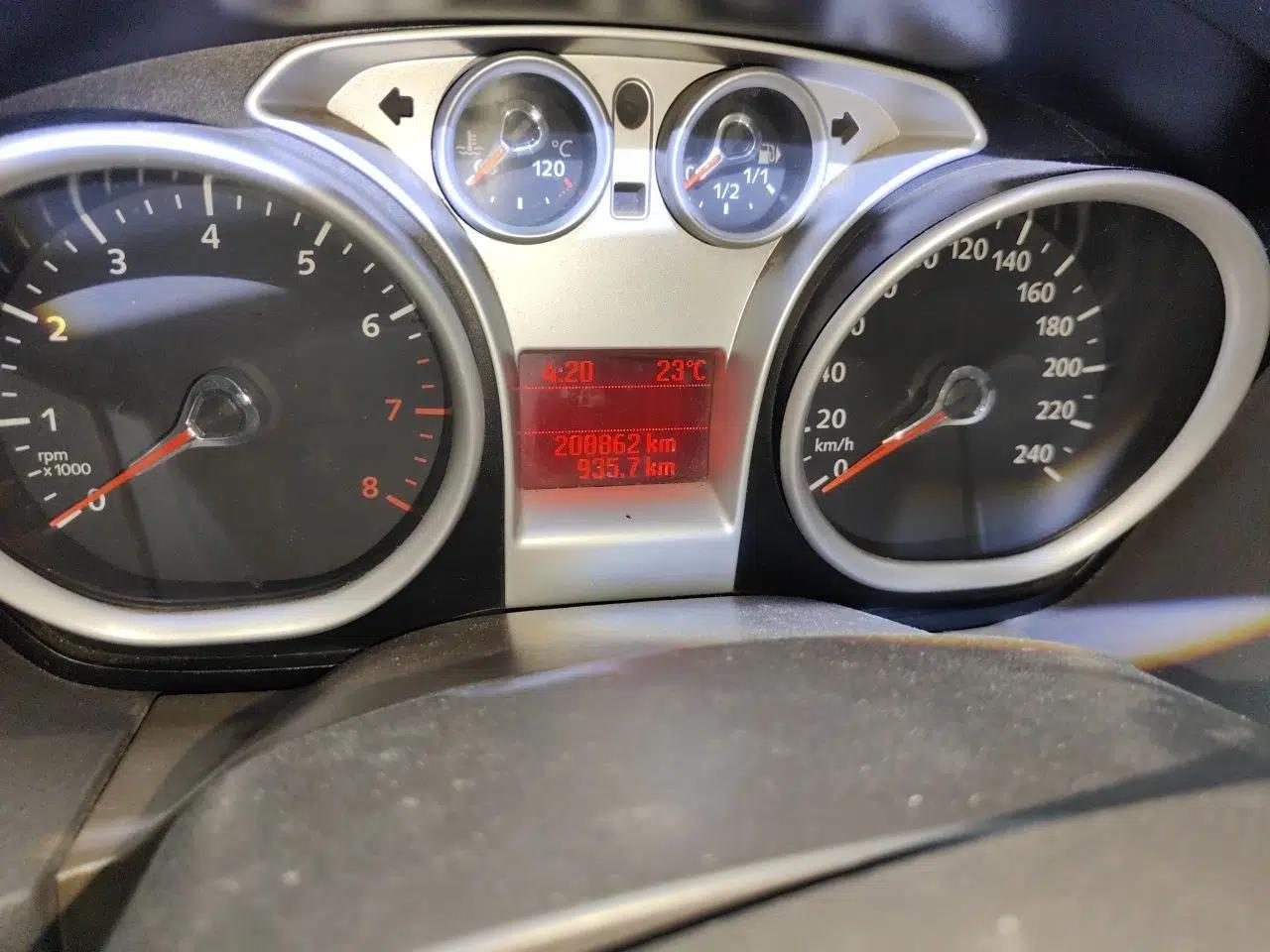 Ford Focus 2009 Sedan 1.8L Automatic Fashion Edition — миниатюра 12