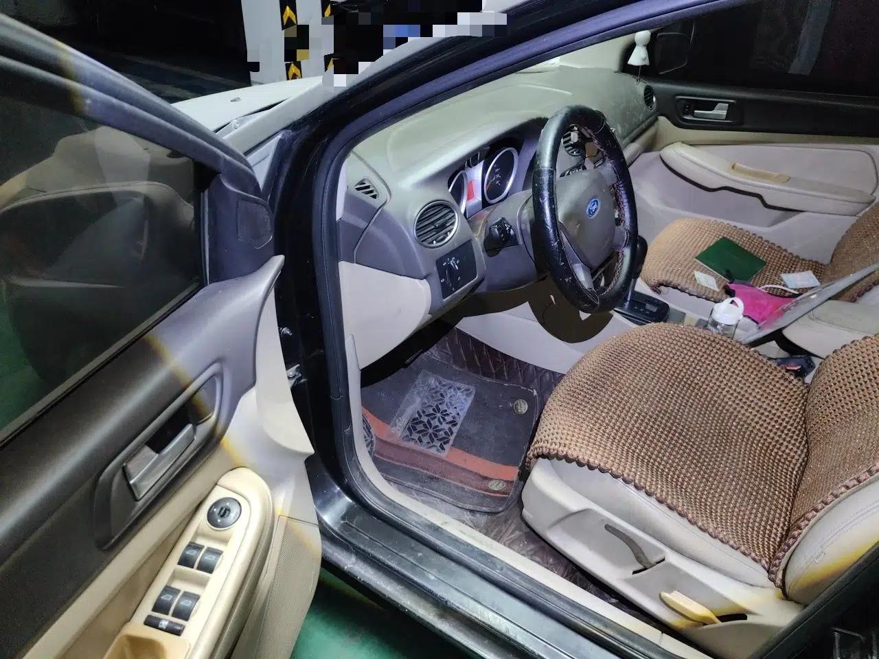 Ford Focus 2009 Sedan 1.8L Automatic Fashion Edition — миниатюра 16