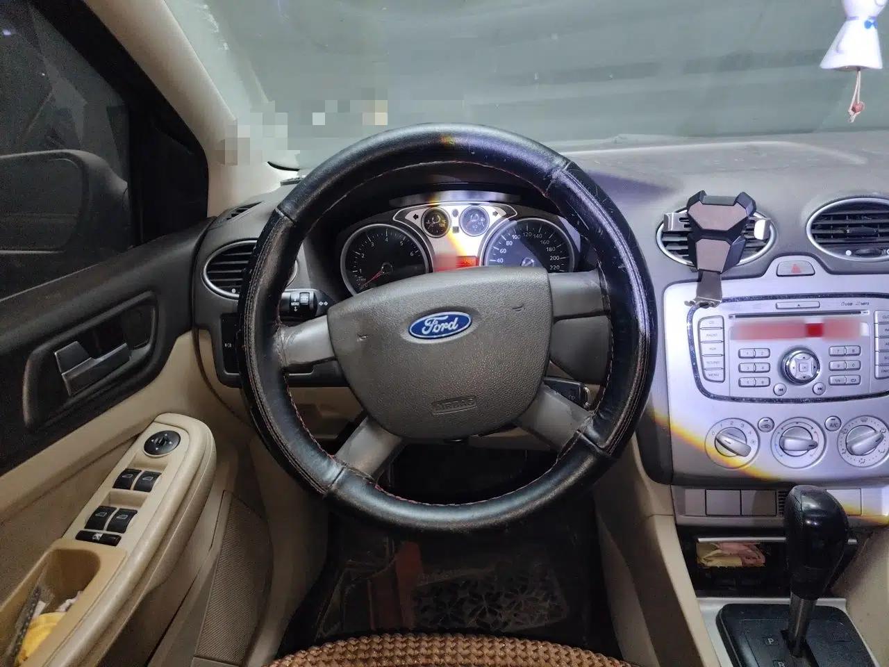 Ford Focus 2009 Sedan 1.8L Automatic Fashion Edition — миниатюра 10