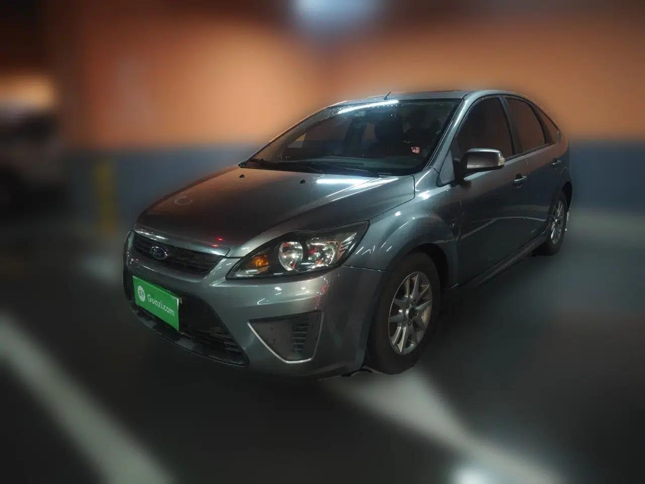 Ford Focus 2011 Hatchback 1.8L Manual Comfort Model — миниатюра 1
