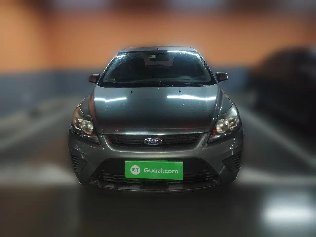 Ford Focus 2011 Hatchback 1.8L Manual Comfort Model — миниатюра 2