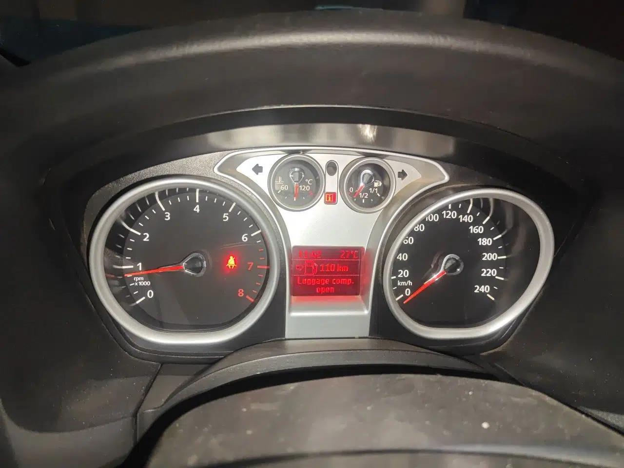 Ford Focus 2011 Hatchback 1.8L Manual Comfort Model — миниатюра 11