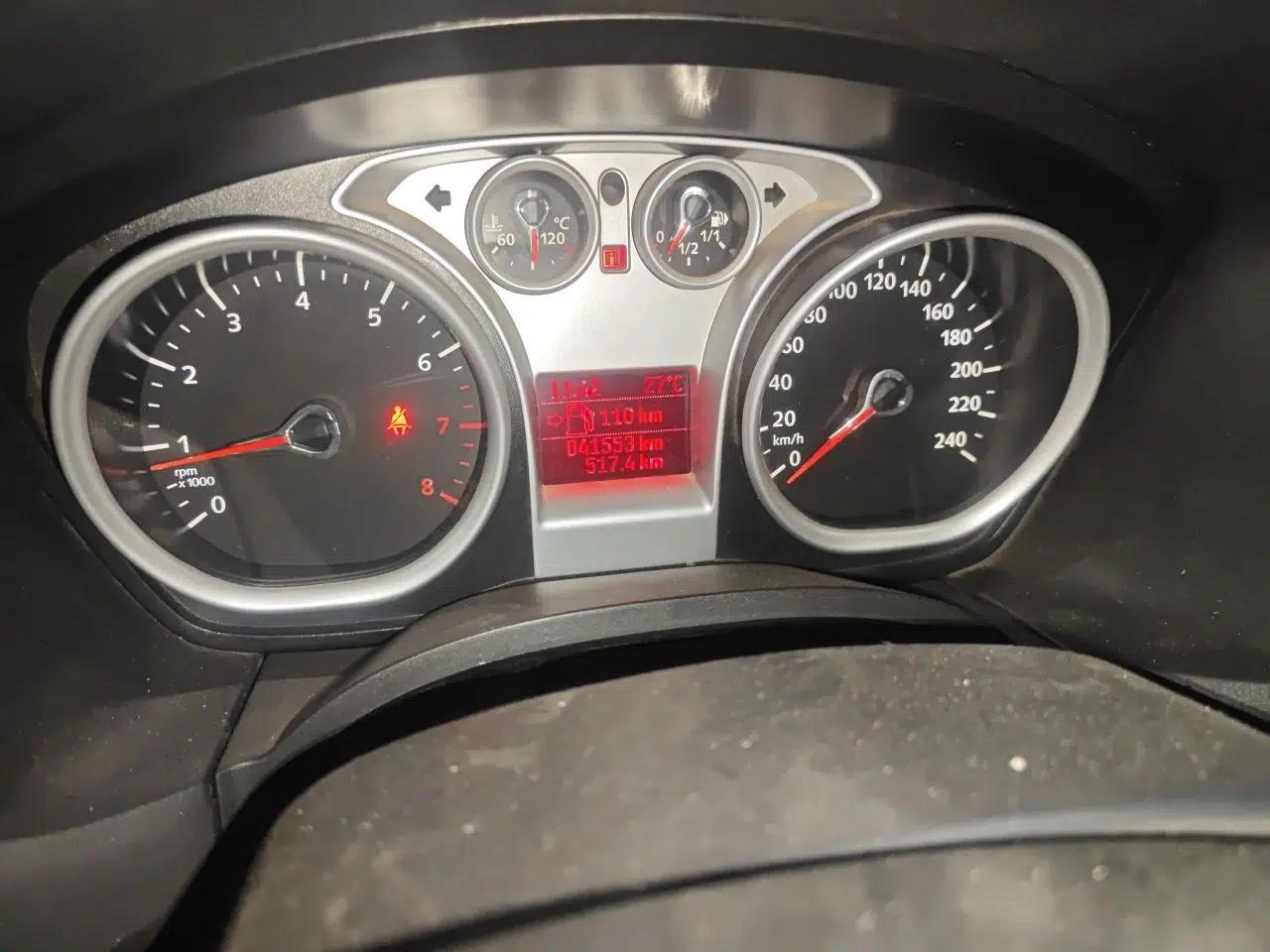 Ford Focus 2011 Hatchback 1.8L Manual Comfort Model — миниатюра 12