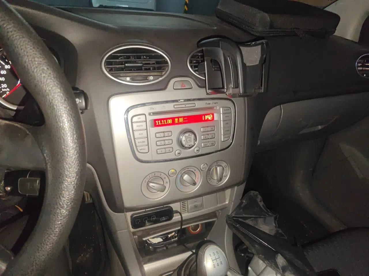 Ford Focus 2011 Hatchback 1.8L Manual Comfort Model — миниатюра 13