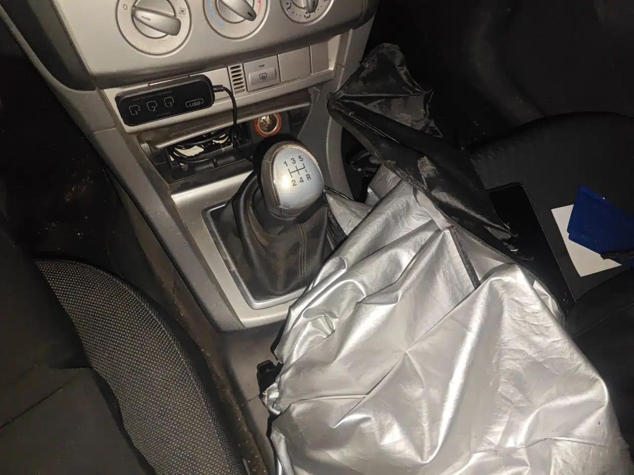 Ford Focus 2011 Hatchback 1.8L Manual Comfort Model — миниатюра 14