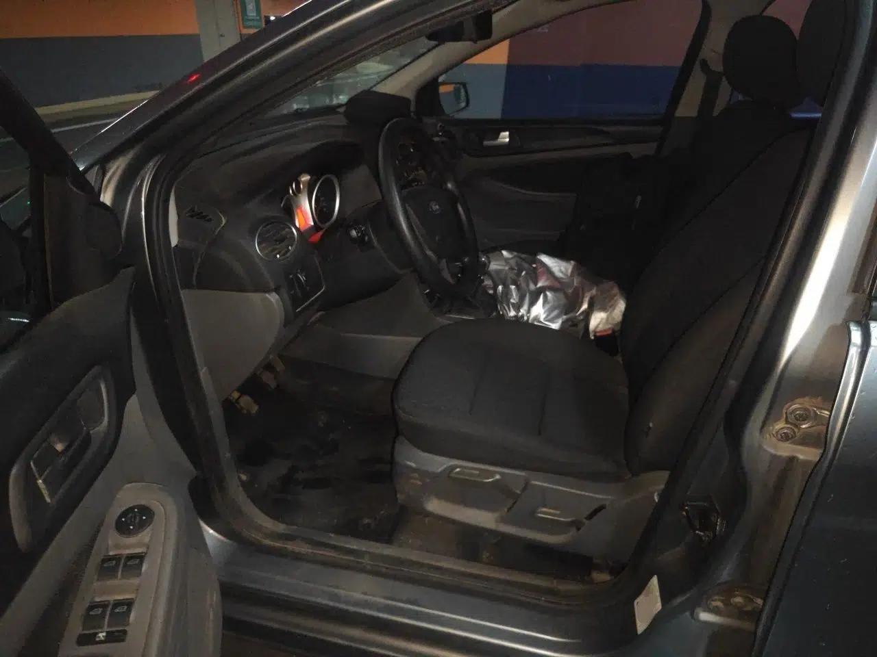 Ford Focus 2011 Hatchback 1.8L Manual Comfort Model — миниатюра 15