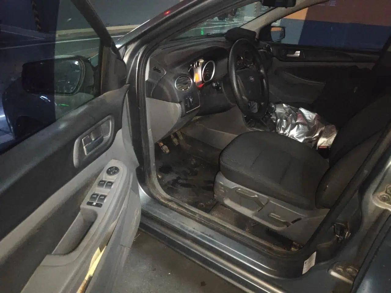 Ford Focus 2011 Hatchback 1.8L Manual Comfort Model — миниатюра 16