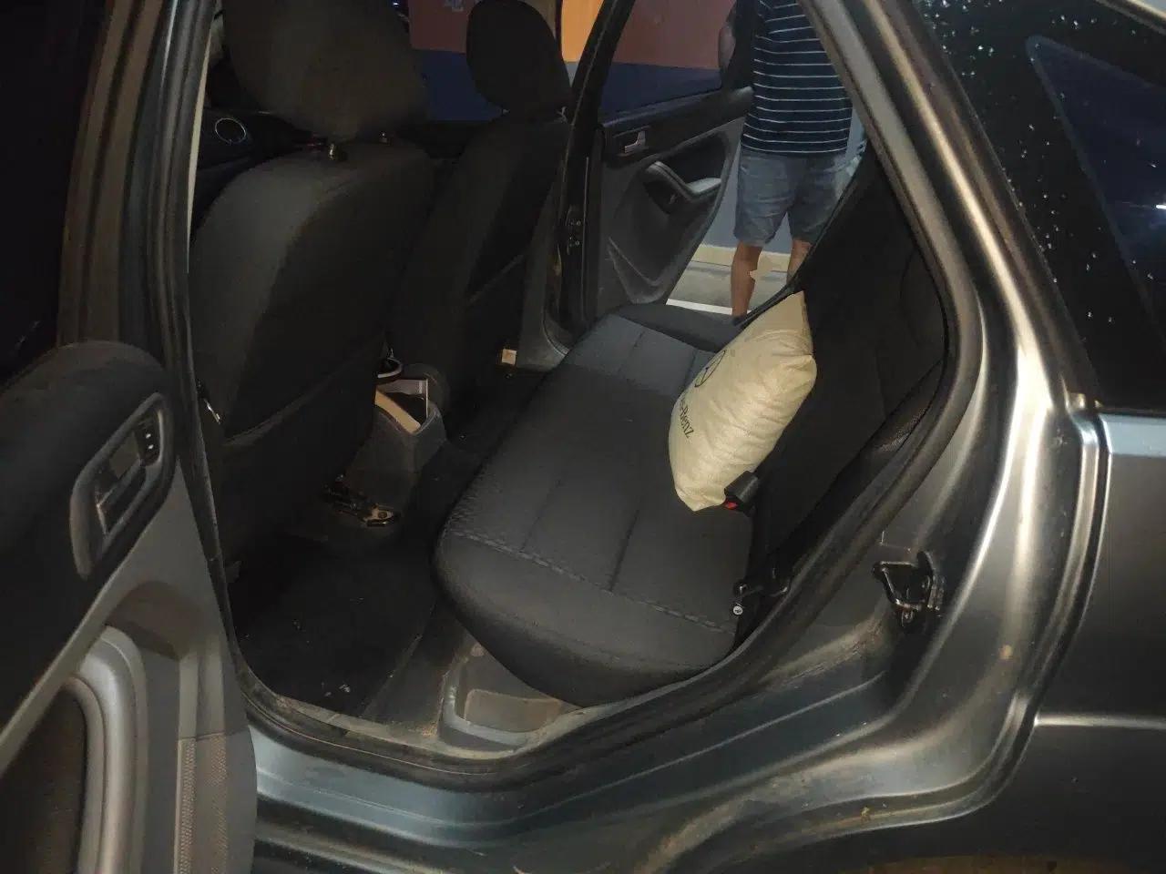 Ford Focus 2011 Hatchback 1.8L Manual Comfort Model — миниатюра 17