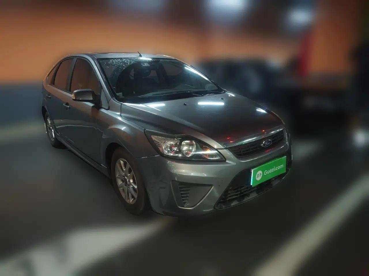 Ford Focus 2011 Hatchback 1.8L Manual Comfort Model — миниатюра 3