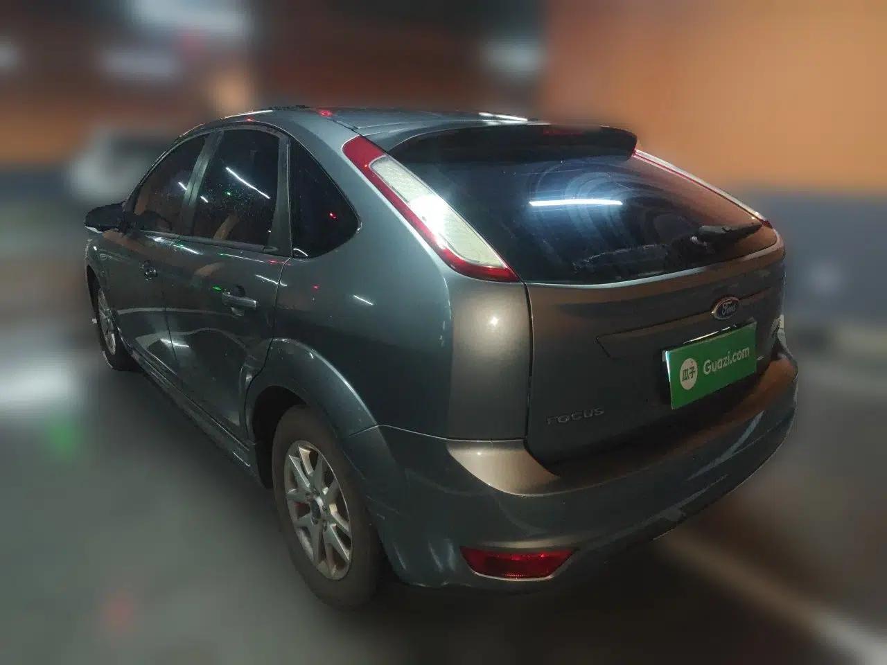 Ford Focus 2011 Hatchback 1.8L Manual Comfort Model — миниатюра 4