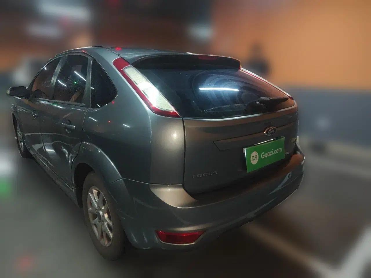 Ford Focus 2011 Hatchback 1.8L Manual Comfort Model — миниатюра 5