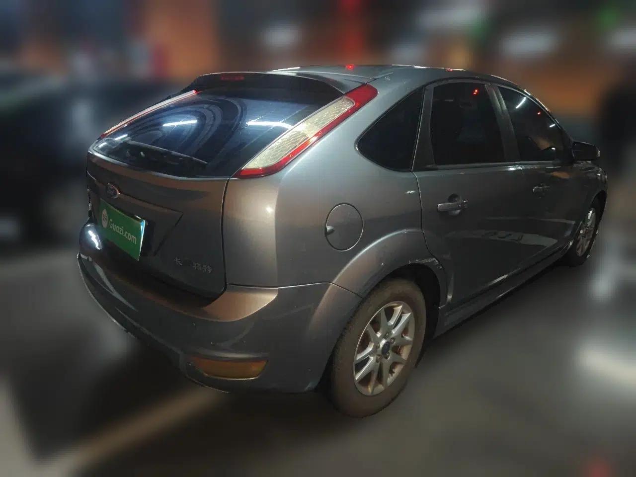 Ford Focus 2011 Hatchback 1.8L Manual Comfort Model — миниатюра 6