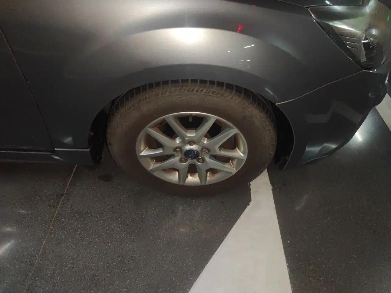 Ford Focus 2011 Hatchback 1.8L Manual Comfort Model — миниатюра 8