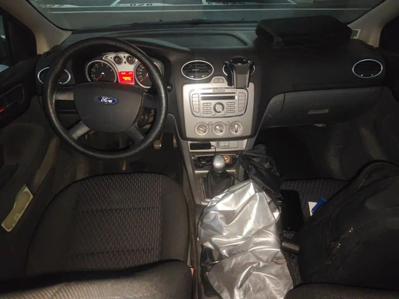 Ford Focus 2011 Hatchback 1.8L Manual Comfort Model — миниатюра 9