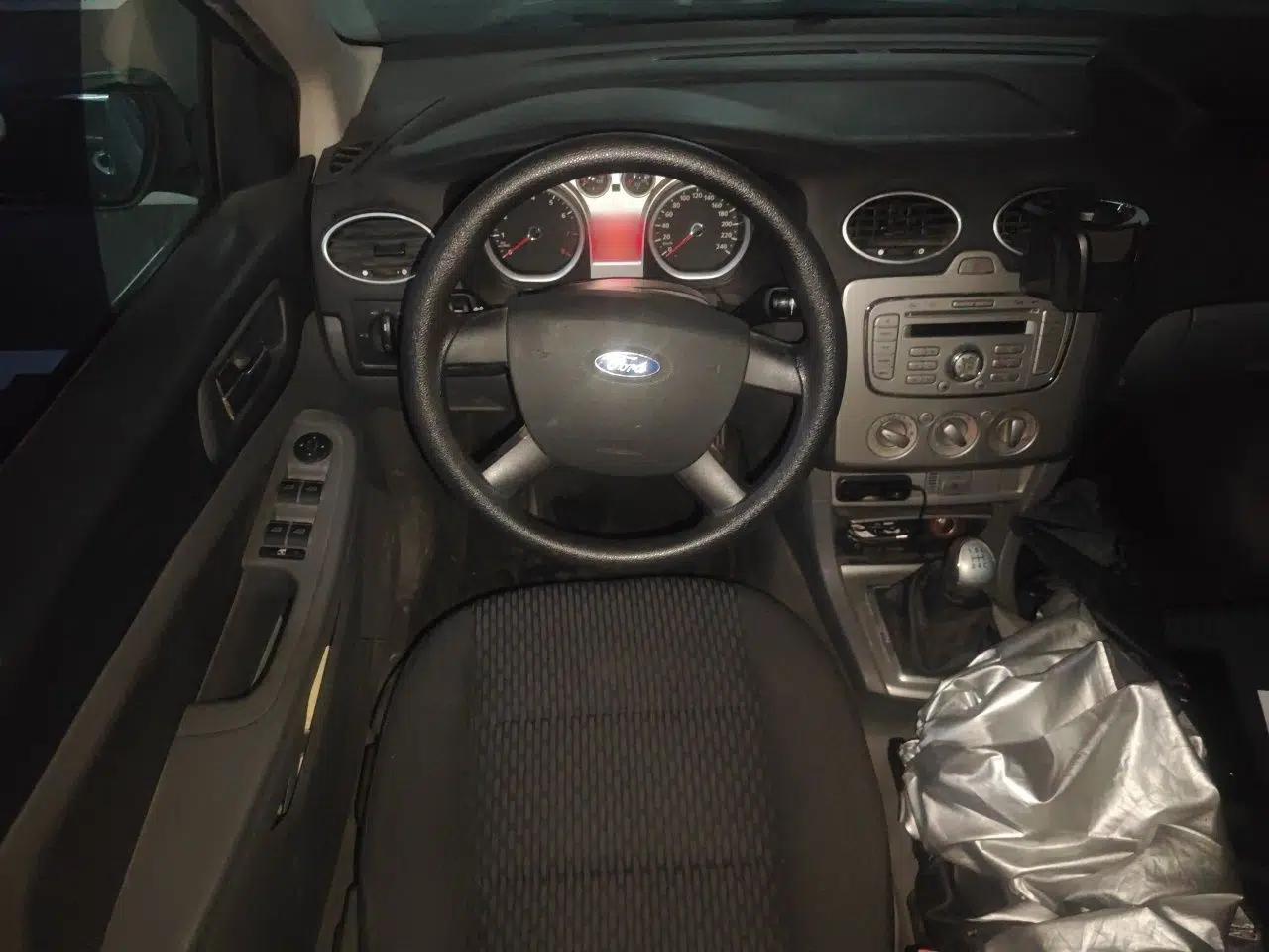 Ford Focus 2011 Hatchback 1.8L Manual Comfort Model — миниатюра 10
