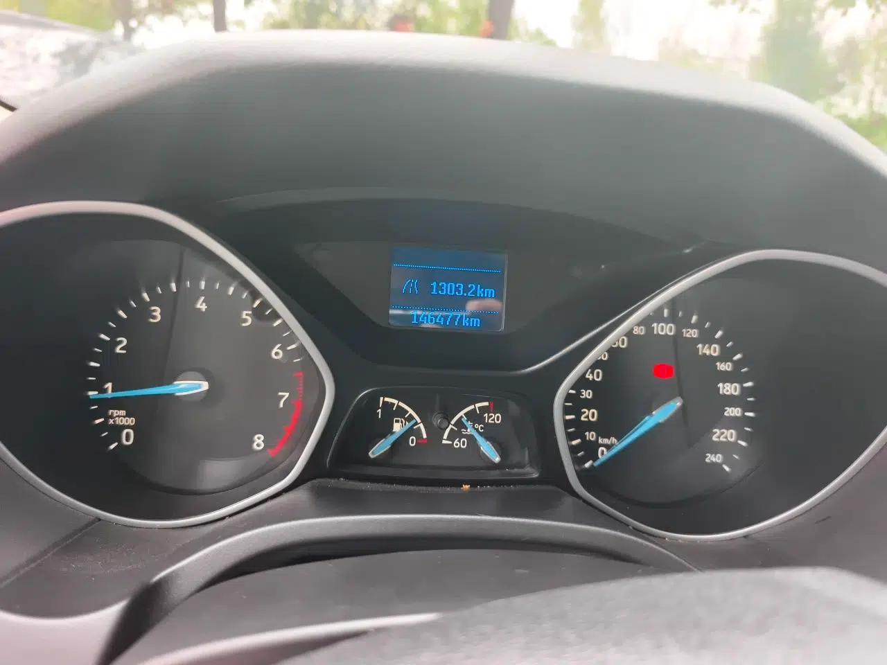 Ford Focus 2017 Hatchback 1.6L Manual Comfort Plus SmartDrive Edition — миниатюра 11