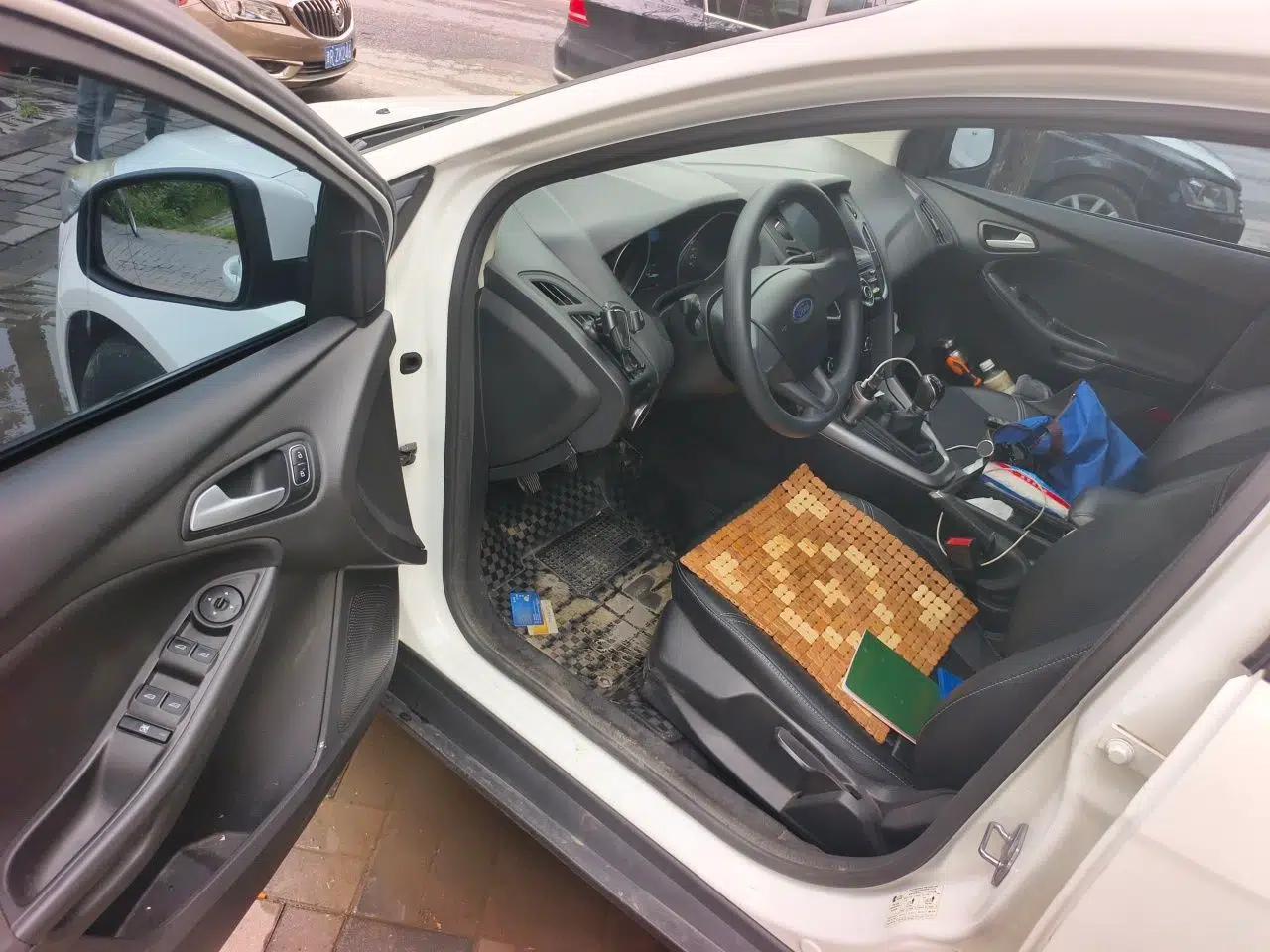 Ford Focus 2017 Hatchback 1.6L Manual Comfort Plus SmartDrive Edition — миниатюра 16