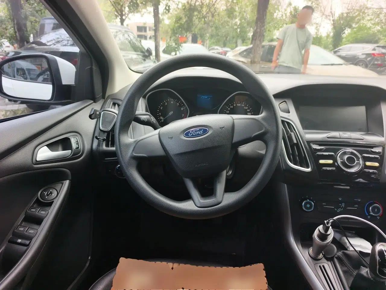 Ford Focus 2017 Hatchback 1.6L Manual Comfort Plus SmartDrive Edition — миниатюра 10
