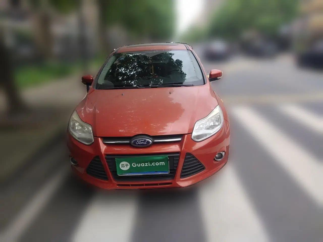 Ford Focus 2012 Hatchback 1.6L Manual Fashion Edition — миниатюра 2
