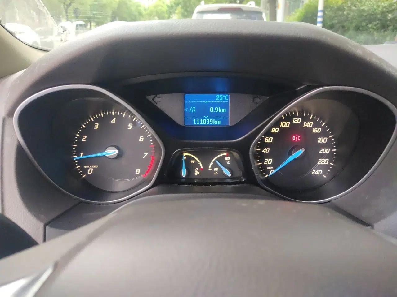 Ford Focus 2012 Hatchback 1.6L Manual Fashion Edition — миниатюра 11