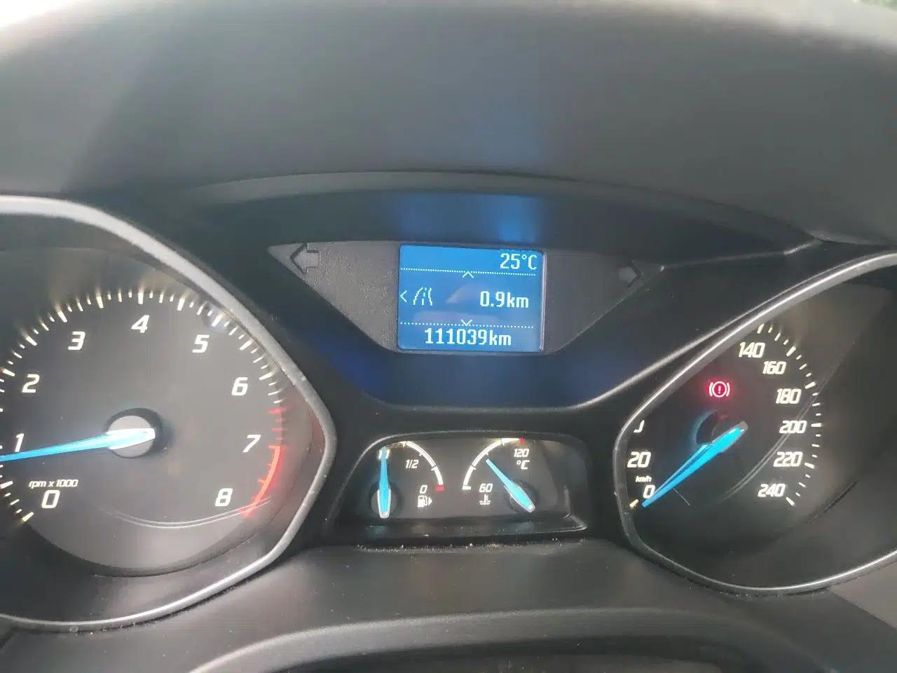 Ford Focus 2012 Hatchback 1.6L Manual Fashion Edition — миниатюра 12