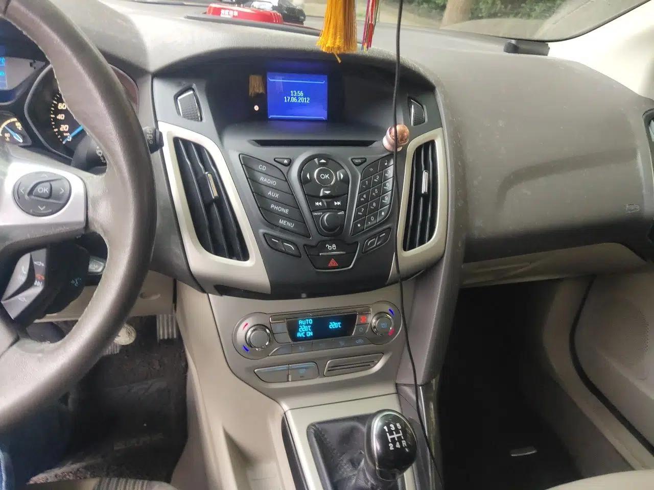 Ford Focus 2012 Hatchback 1.6L Manual Fashion Edition — миниатюра 13