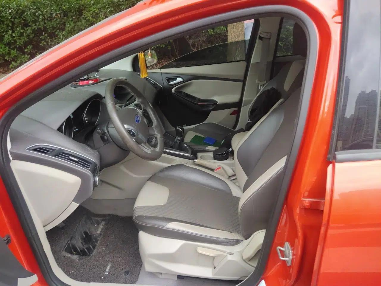 Ford Focus 2012 Hatchback 1.6L Manual Fashion Edition — миниатюра 15