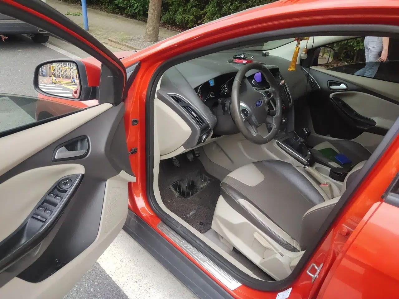 Ford Focus 2012 Hatchback 1.6L Manual Fashion Edition — миниатюра 16