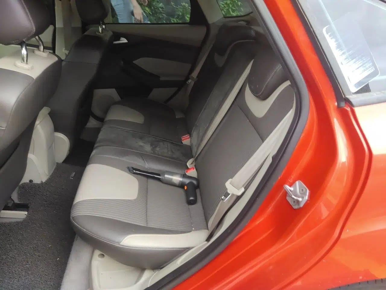 Ford Focus 2012 Hatchback 1.6L Manual Fashion Edition — миниатюра 17